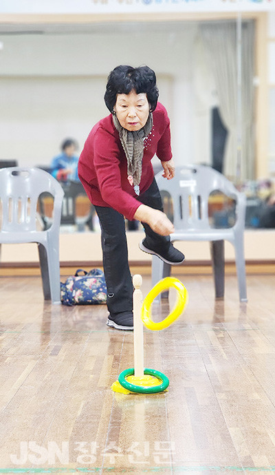 전통놀이 한마당에서 고리던지기에 집중하고 있는 번암 어르신.