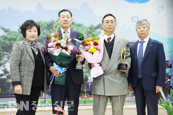 제7회 장수문학상 수상자들과 조방희 회장과 이정만 사장이 기념사진을 찍고 있다.