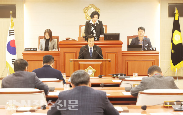 장수군의회 최한주 의원이 군정질문을 진행하고 있다.