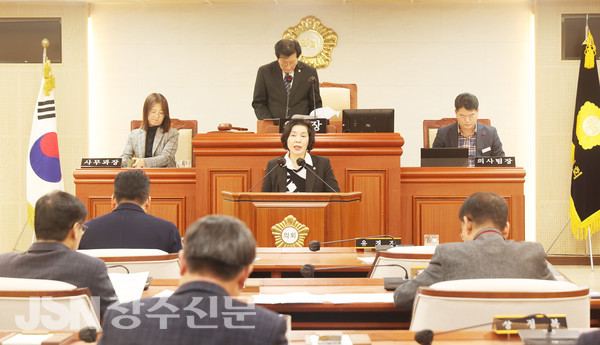 유경자 의원이 군정질문을 하고 있다.