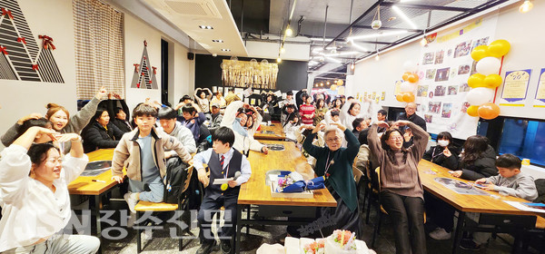 20주년 기념식에 모인 아동, 학부모, 강사, 후원인들이 한 자리에 모여 20주년을 축하하고, 모두 한 마음으로 애정을 표시했다.