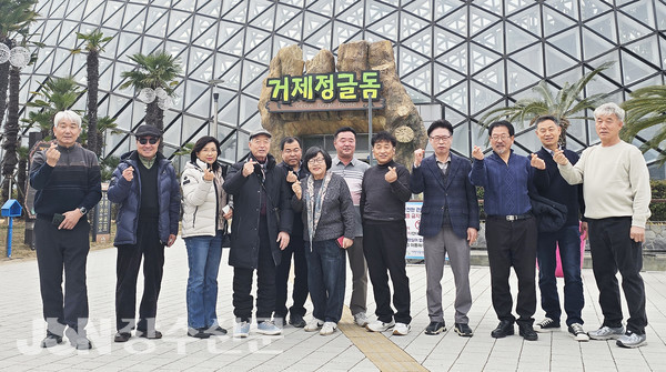 장수신문 독자위원회가 지난 16일 거제시 워크숍을 진행하고, 거제식물원 정글돔 앞에서 단체사진을 찍었다.