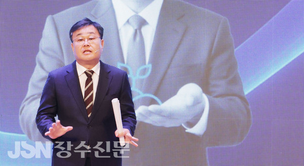 자서전 출판기념회를 연 저자 장영수 씨.