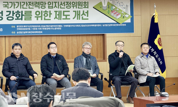 지난 23일 전북도의회에서 진행된 정책토론회에서 송전탑반대진안군대책위원회 신승원 집행위원장이 발언하고 있다.