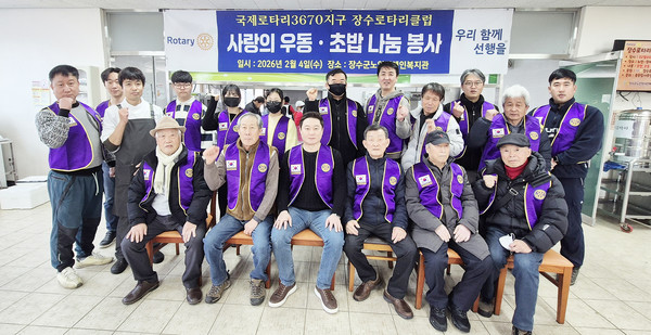 장수로타리클럽 회원 20여명이 호타루초밥 최두성 대표의 재능기부로 장수군노인장애인복지관에서 우동과 초밥 300인분 넘게 나누었다.