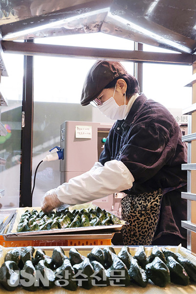 다 식힌 송편을 포장기계에서 포장하고 있다.