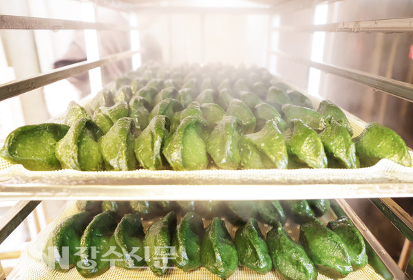 막 쪄낸, 모락모락 김이 오르고 있는 송편.