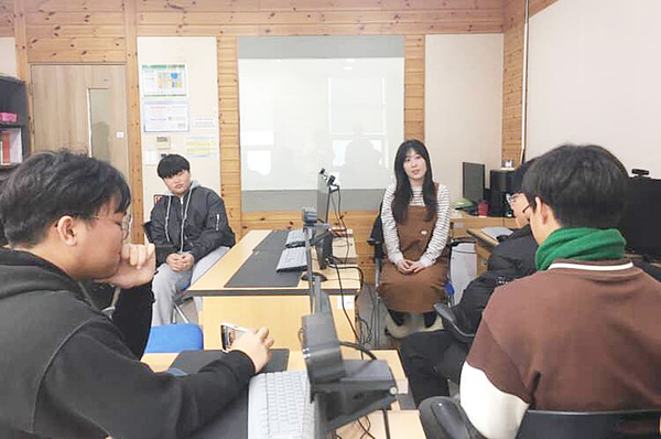 번암중학교 가지팀 학생들이 김민주 프리랜서 강사를 인터뷰 하고 있다.
