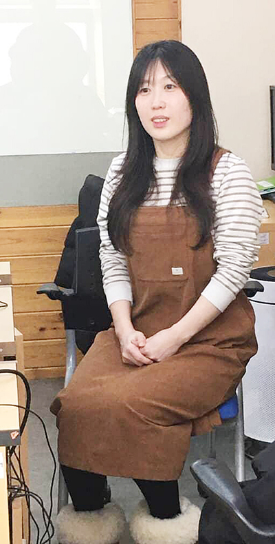 장수군 노인장애인복지관에서 어르신들에게 컴퓨터 이용 수업을 하고 있는 김민주 씨.