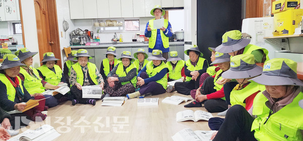 지난 24일 난평마을회관에서 노인일자리사업 참여자들에게 일자리안전교육을 진행했다.