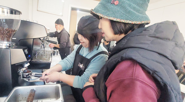 나눔과행복 주간활동센터와 최중증 발달장애인 통합돌봄 이용자들이 커피머신으로 커피만들기 연습중이다.