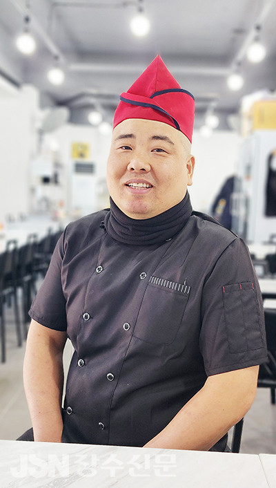 천천궁 최연석 대표가 2월 자장면 봉사를 마친 후 웃음을 보이고 있다.