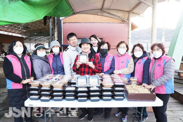 행사 전 장계자율방범대 부인회원들이 부럼과 음식을 준비해 행사장을 찾은 주민들에게 대접했다.