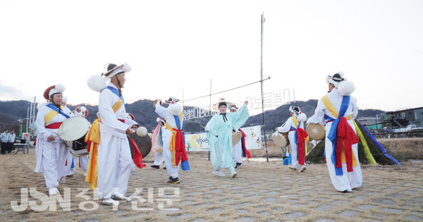 장계면 정월대보름 달집태우기 행사에서 장계풍물단이 신명나게 풍물놀이를 하고 있다.