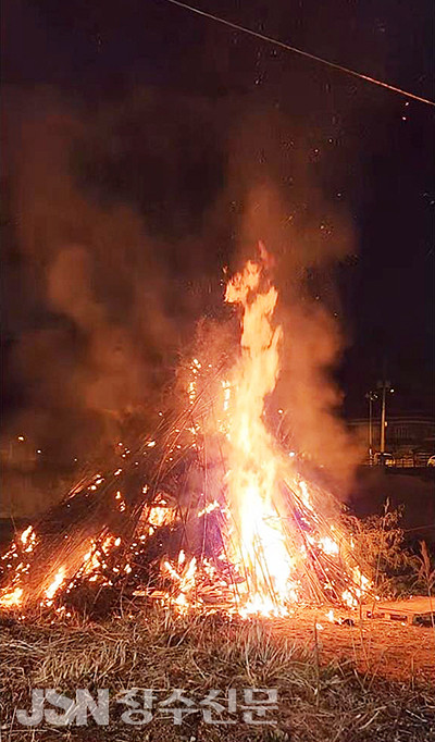 활활타오르는 달집.