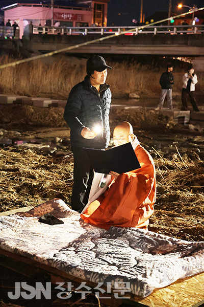 성관사 상진 주지스님이 발원문을 읽고 있다.