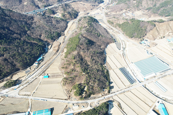 사진 중앙이 장계면 오동리 원오동마을 입구 태봉이며, 우측이 태봉 응달들이고, 좌측 상단부가 대전 통영간 고속도로이다.