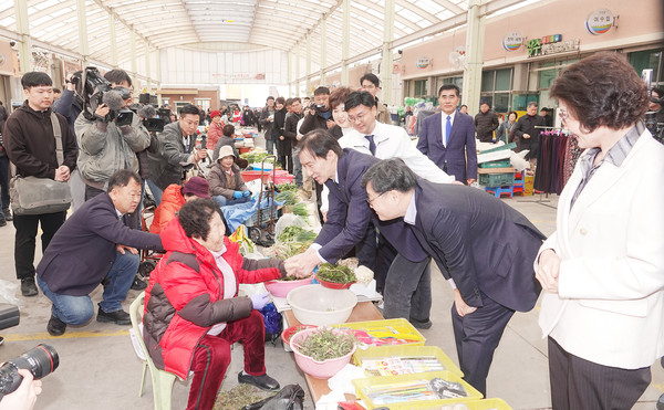지난 15일 장수장날, 조국혁신당 조국 대표가 장수시장을 방문해 상인들과 인사를 나누고 있다.
