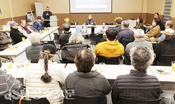 본격 출판기념회 전,  참석자 소개를 하고 있다.