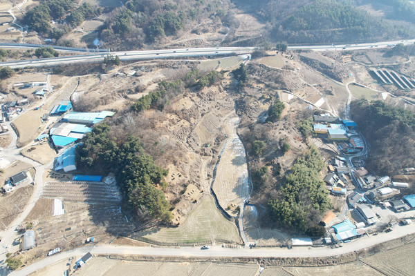 삼봉리 탑동마을 남쪽 큰골로 반달모양 지형을 이루고 있으며, 상단부가 대전통영간 고속도로다.