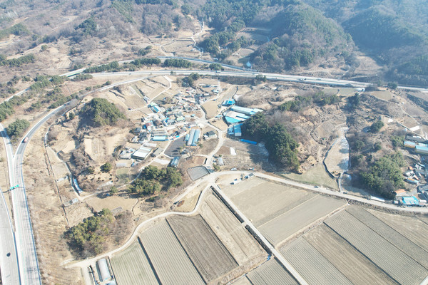 사진 중앙이 탑동마을이고, 우측이 큰골이며, 좌측이 익산장수간 , 상단부가 대전통영간 고속도로다.