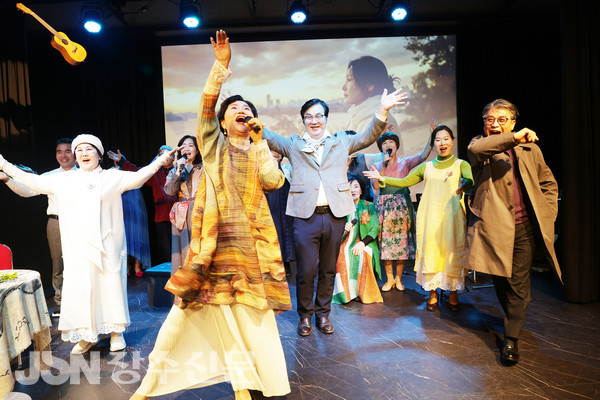 시낭송회를 마치고 전북재능 시낭송가들이 함께 인사를 하고 있다.